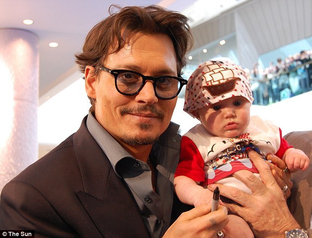 johnny-depp-johnny-depp-28273714-634-483
